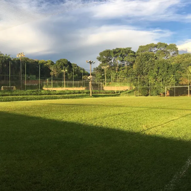 Campo de futebol 7 com grama natural no fim da tarde em Goiânia